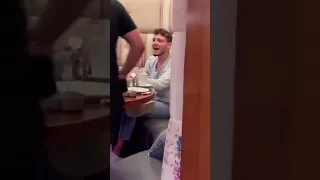 الشامي يغني والبنت ترد عليه وتغني معو  الشامي يغني والبنت ترد عليه وتغني معو