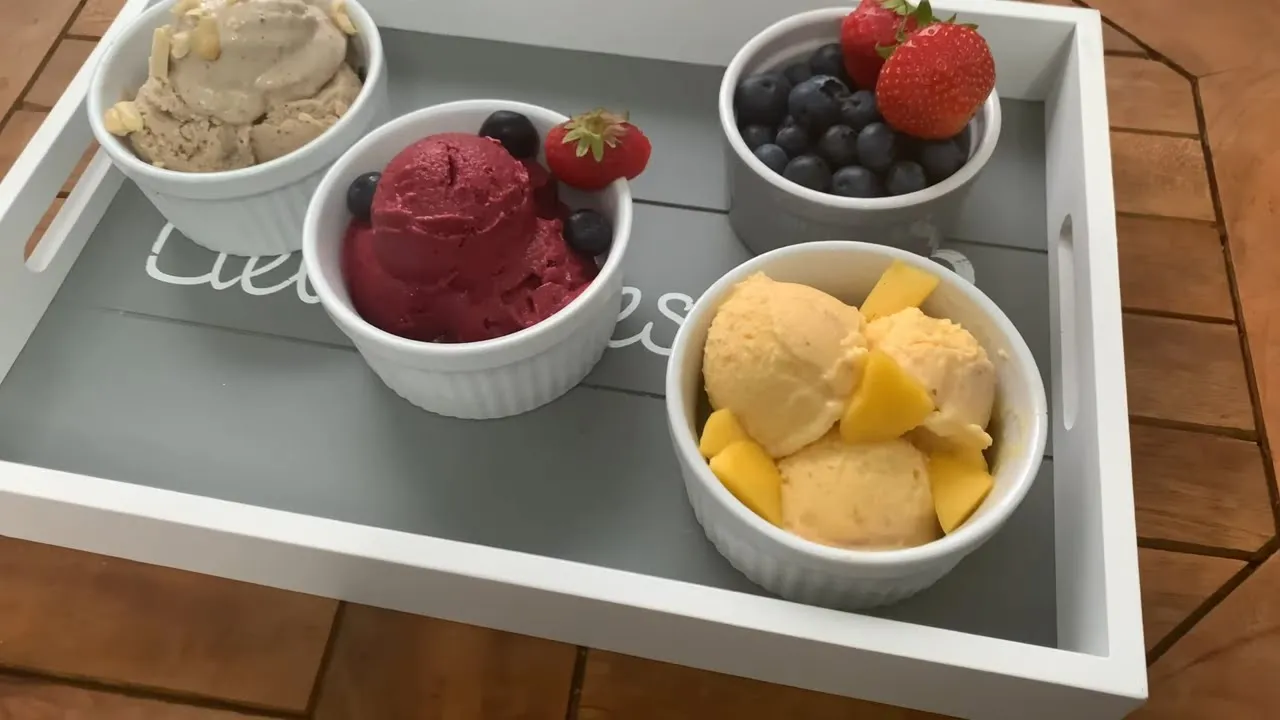 Heute zeigt euch Kim, wie ihr ganz easy euren Frozen Yogurt selber macht und das mit einem günstigen. 