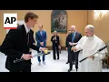Sinner meets the pope and gifts him a tennis racket