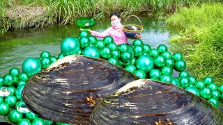 😱Open the giant clam in the spring water, inside there are dazzling green pearls, extremely charming