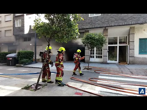 Download MP3 Los bomberos sofocan un incendio en un garaje de Vigo que se originó en un coche