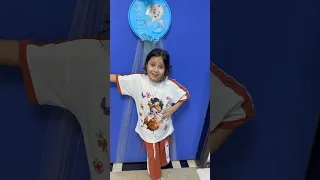 موج ما تقبل أبوها يطب على اخوها الجديد 