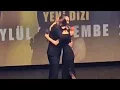 Download Lagu Akın Akınözü ha abbracciato forte la sua compagna Serra Arıtürke sul palco.!
