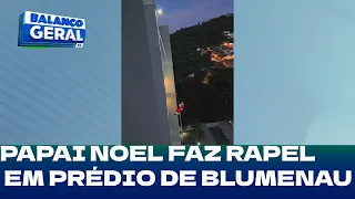 Bom velhinho radical: Papai Noel faz rapel em prédio de Blumenau