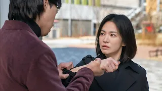 بنت فقيره أصحابها بيتنمروا عليها وبيطردوها من المدرسة ولما بتكبر بترجع تنتقم منهم 