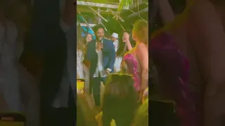 تامر حسنى فى حفل زفاف بيهزر مع الراقصة بتشتغلى كدا على طول 