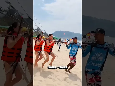 😳Lihat, anak laki-laki bergelantungan di tali pengaman