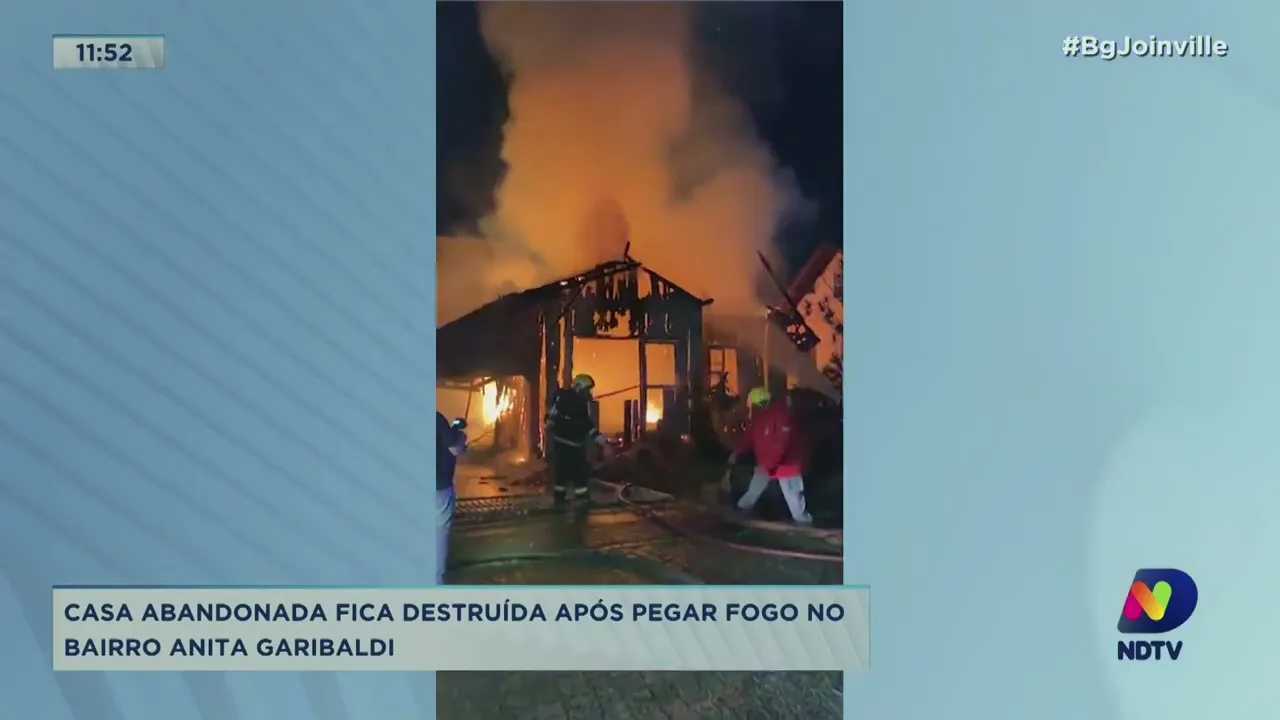 Casa abandonada fica destruída após pegar fogo no bairro Anita Garibaldi