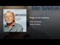 Il tape sur des bambous