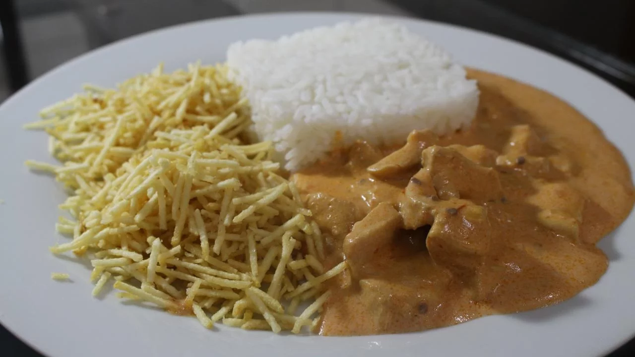 COMO FAZER STROGONOFF FÁCIL DE FRANGO POR: SUSSA RODRIGUES