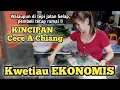 Download Lagu Kwetiau goreng ekonomis ini dijual oleh CeCe ini ramai walau di pinggir jalan gelap.