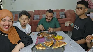 تحدي مع لمه العيله على طبليه المعجنات 8 بيتزات من 2 كيلو دقيق لما سالتهم ما رضوش يكسفوني 