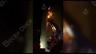 40 омичей эвакуировались самостоятельно из горевшего дома в Кировском округе
