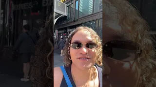 Una fantasía, estamos en time square, vayan a escuchar WHITE WINE