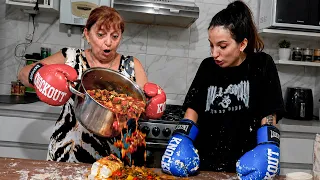 COCINANDO CON GUANTES DE BOXEO CON MI MAMA