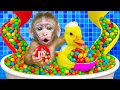 Download Lagu El bebé mono Bin Bin maka gelatina arcoíris con el patito y se da un baño