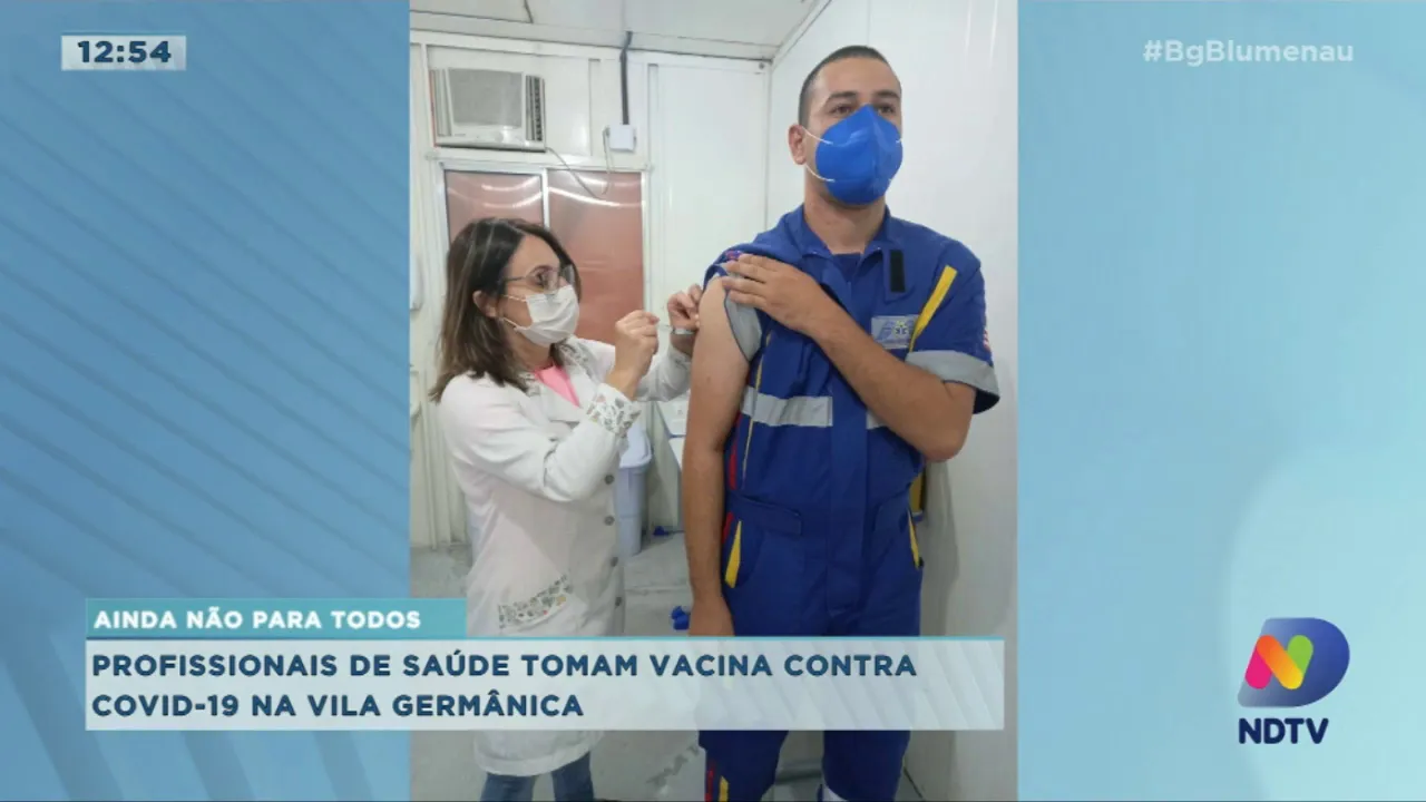 Profissionais de saúde tomam vacina contra covid-19 na Vila Germânica