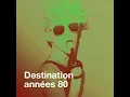Il tape sur des bambous