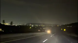 Manejando en la carretera de madrugada en moto 