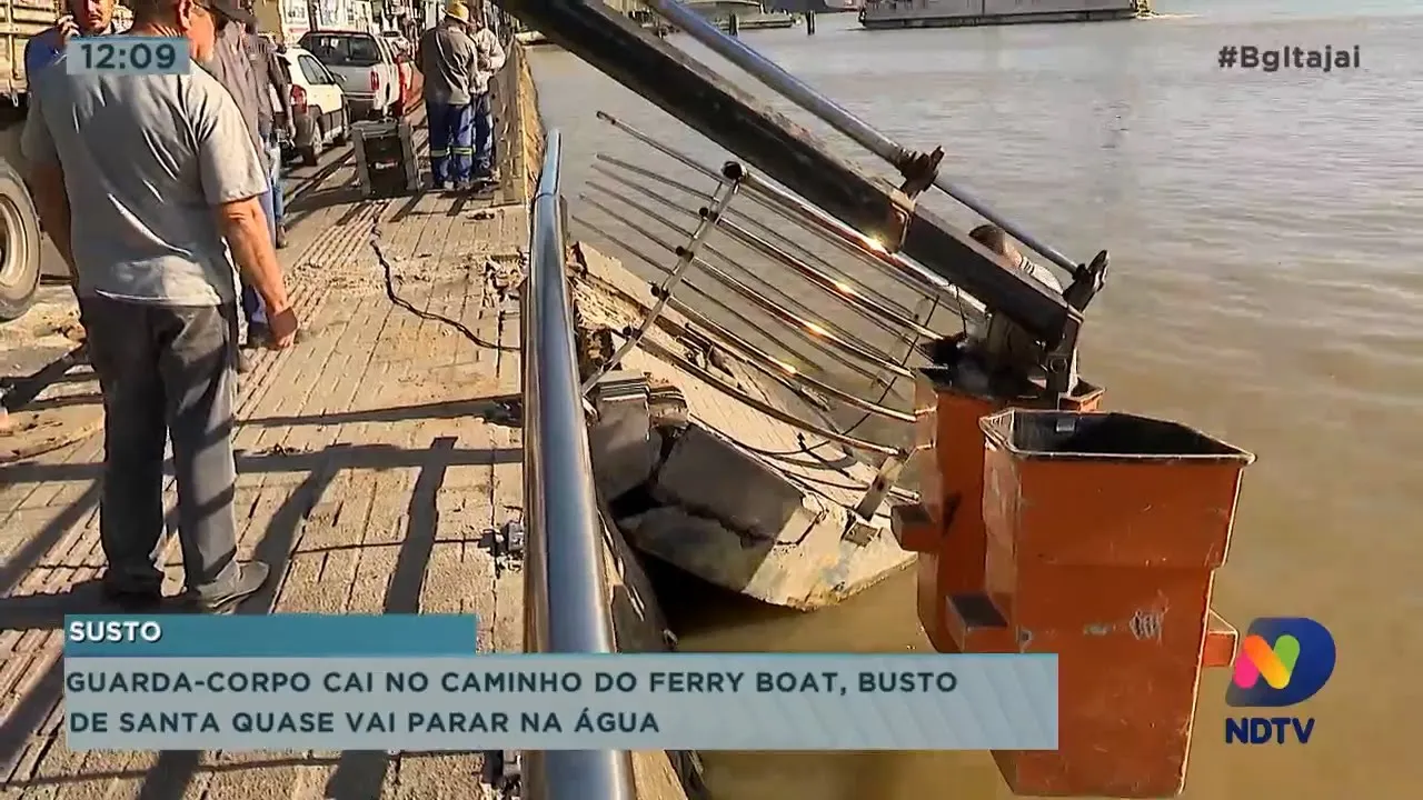 Guarda-corpo cai no caminho do ferry boat, busto se Santa Paulina quase vai para na água