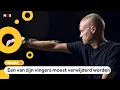 Download Lagu Man laat zich expres bijten door giftige slangen