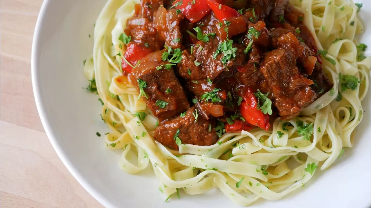 Rindergulasch mit Paprika und Kartoffeln / Gulasch / Sallys Welt