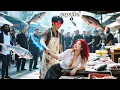 Download Lagu ¡Joven vendedor de peixes maltratado es en realidad Rey Lobo Dios de la Guerra,domina cuchillo y vid
