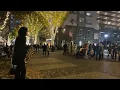 【逢いたくていま/MISIA】突然プロがイルミの綺麗な街でサックスの演奏開始したら沢山の人が集まってパニックに…