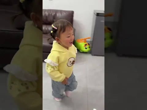 الأب والأخت يحتفلان بعيد ميلاد الطفل!