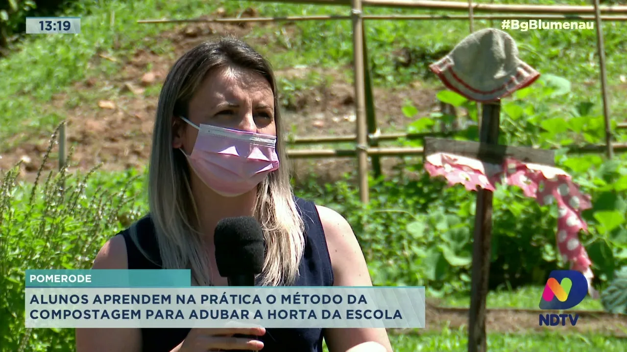 Alunos aprendem na prática o método da compostagem para adubar a horta na escola