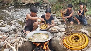 Survival skills: Eel soup tasty with 100 Chili so Spicy food for dinner