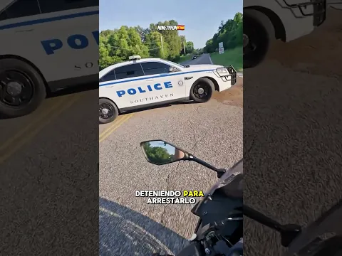 ¡Este policía intentó derribar a este motociclista! #curiosidades #shortsfeed  #viralshorts #español