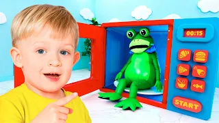 آدم وأمه يلعبان بلعبة الميكروويف دندنها