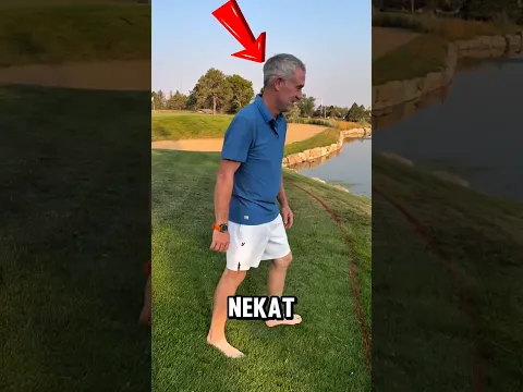 ‎Ayah ini nekat terjun ke danau demi bola anaknya⁉️😱#viralshorts