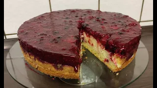 Cake with vanilla pudding and red fruits, and the work continues.