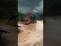 Download Lagu 🌊🏚️ “Banjir Bandang Menerjang! Rumah di Perkampungan Ambruk”