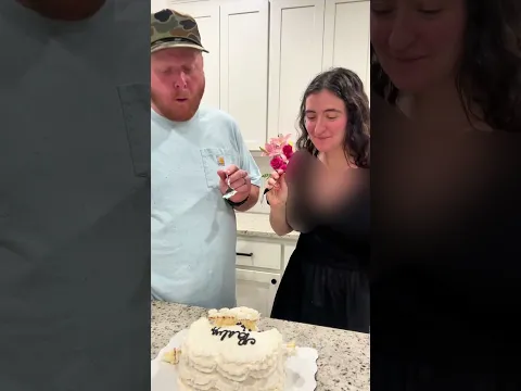 彼女はケーキをひと口かじって...