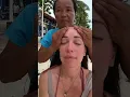 Masaje callejero en una playa de Filipinas