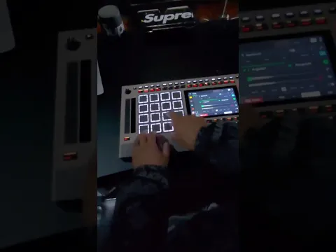 Producer AraabMuzik making a fire Billy Jean Beat 🔥non the MPC Akai! 🎶