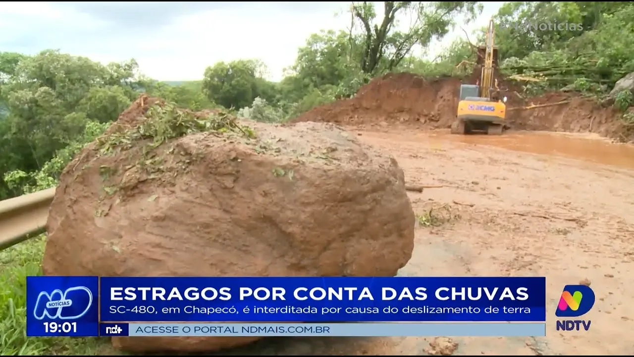 Estragos por conta das chuvas: SC-480, em Chapecó, é interditada por causa do deslizamento de terra