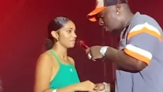 JOÉ DWET FILÉ CHANTE AVEC UNE FAN ELLE A DECHIRÉ CE MORCEAU A TROP T AIMER 