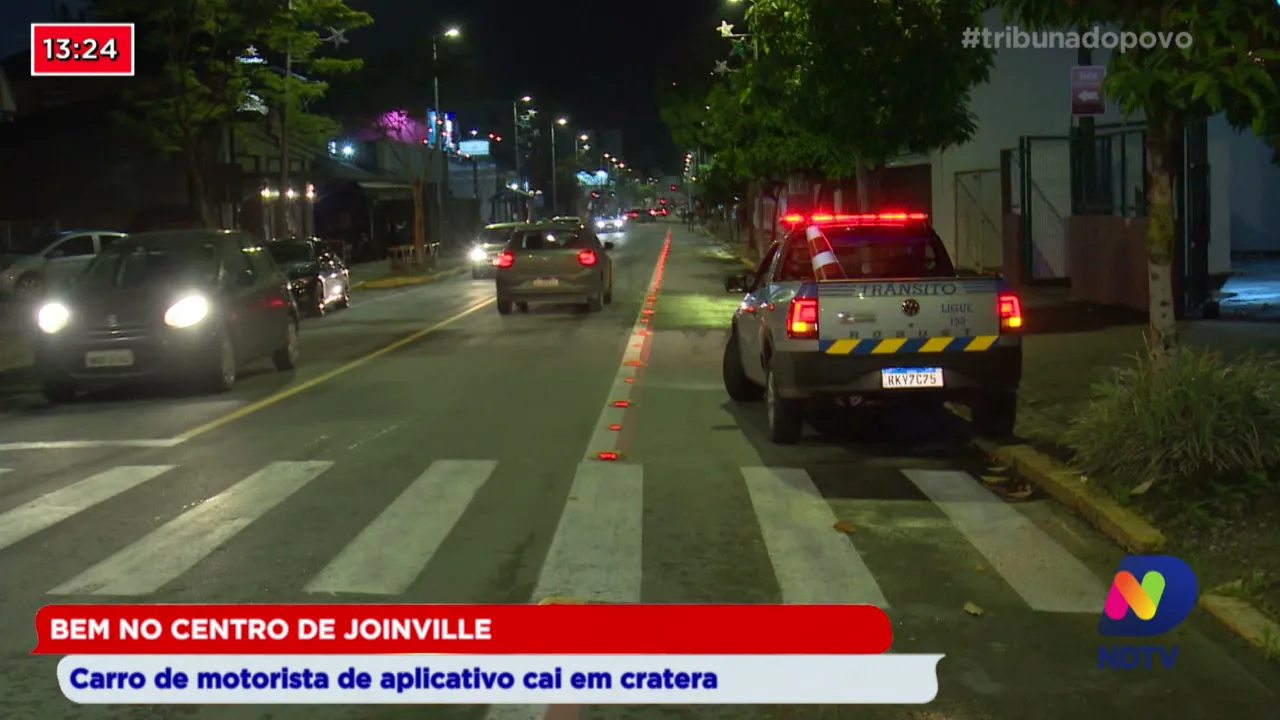 Bem no centro de Joinville: Carro de motorista de aplicativo cai em cratera