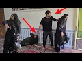 Download Lagu Toen Parvin Soguli wilde verslaan, kwam Akbar plotseling langs en gooide Parvin het huis uit.
