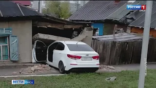 В Омске иномарка протаранила жилой дом