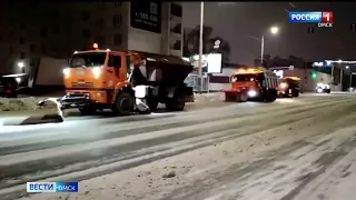 С последствиями мощного снегопада дорожные службы Омска борются до сих пор