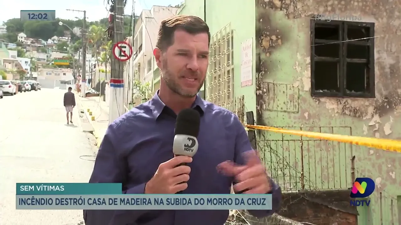 Incêndio destrói casa na subida do Morro da Cruz, em Florianópolis