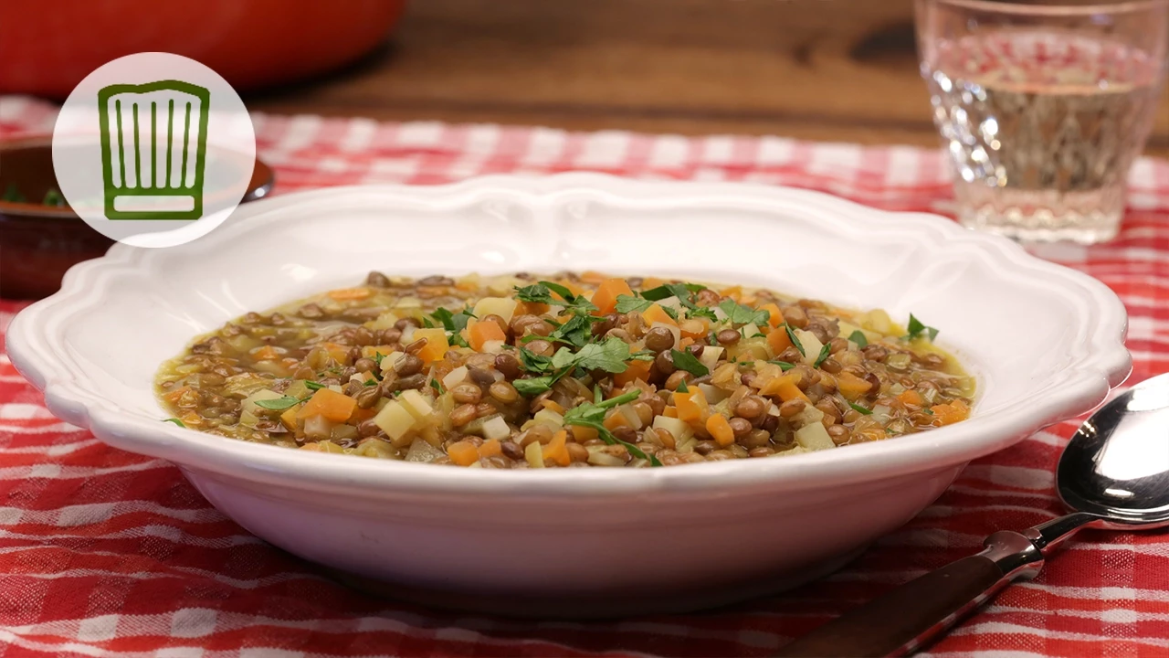 CALLEkocht: Deftige Linsensuppe zubereiten und kochen nach Omas Rezept. Dazu ein Würstchen. Diese Li. 