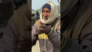 रास्ते में जा रहे 80 साल के बुजुर्ग बाबा को अचनाक से रोककर क्या किया गया!