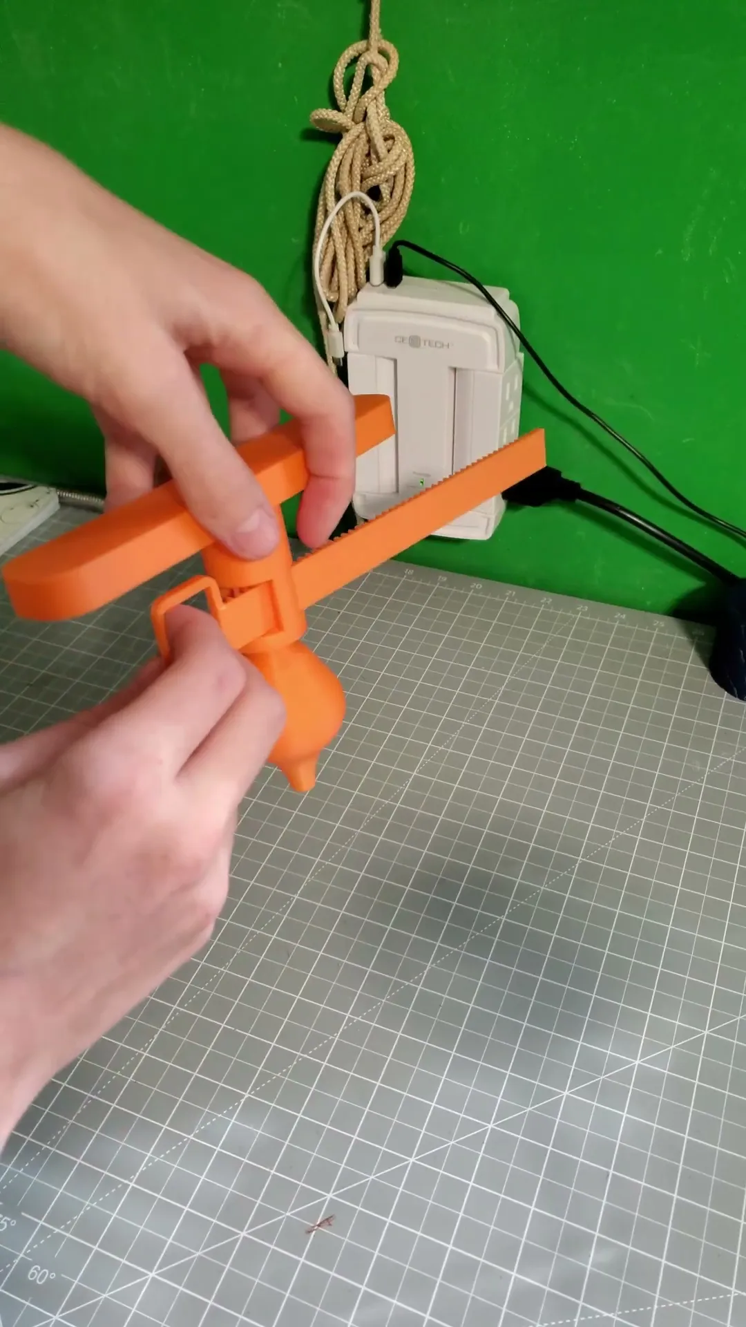 Spin Top Launcher Toy – Rack and Pinion Pull-to-Spin Mechanism