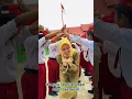 Seorang ibu Guru sangat Deket sama murid Sekolah SD Ramah lingkungan